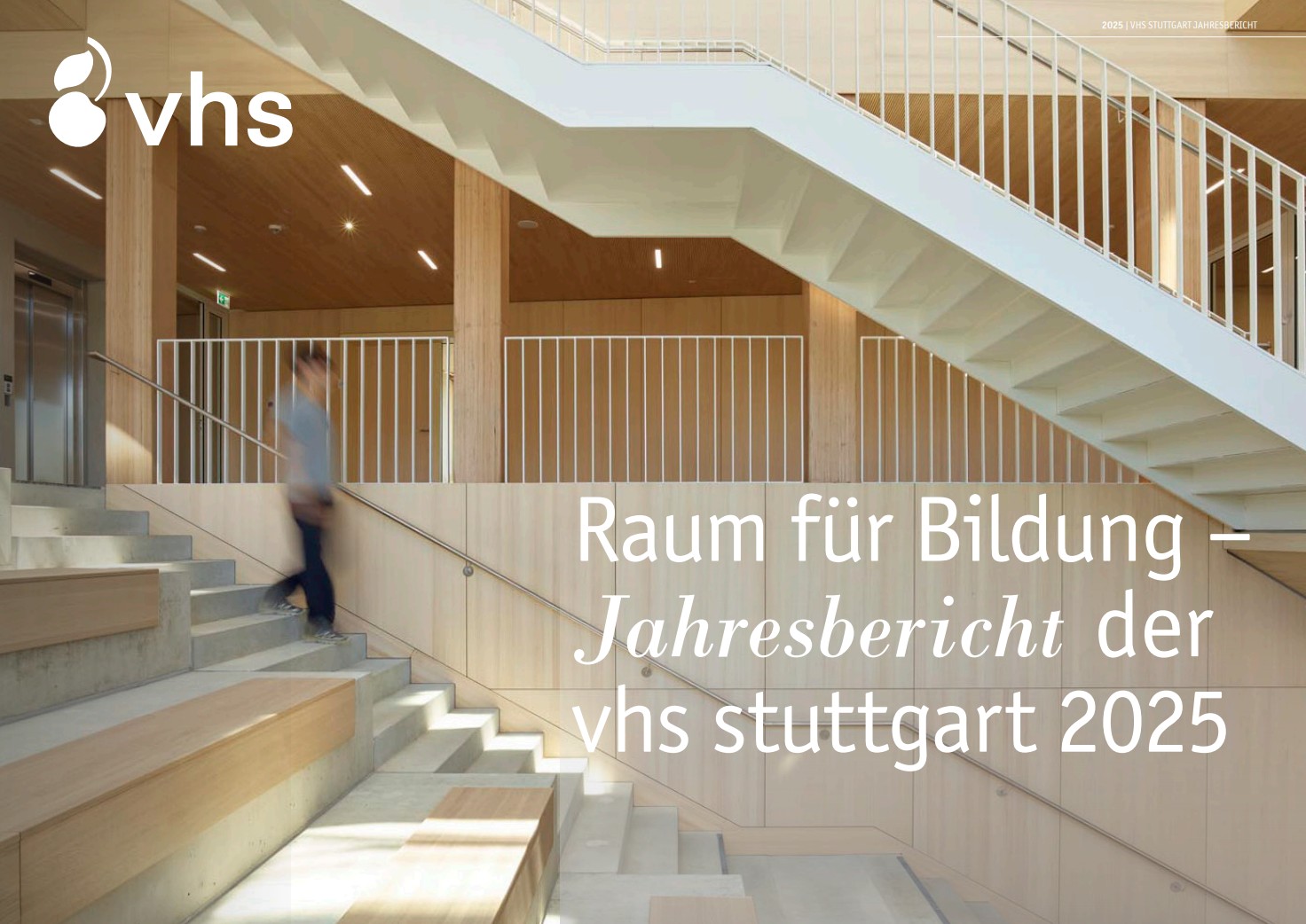 Titelmotiv des Jahresberichts 2025 der vhs stuttgart. Zu sehen ist eine Person, die sich durch das offene, helle und freundliche Treppenhaus es Bildungshaus NeckarPark bewegt.