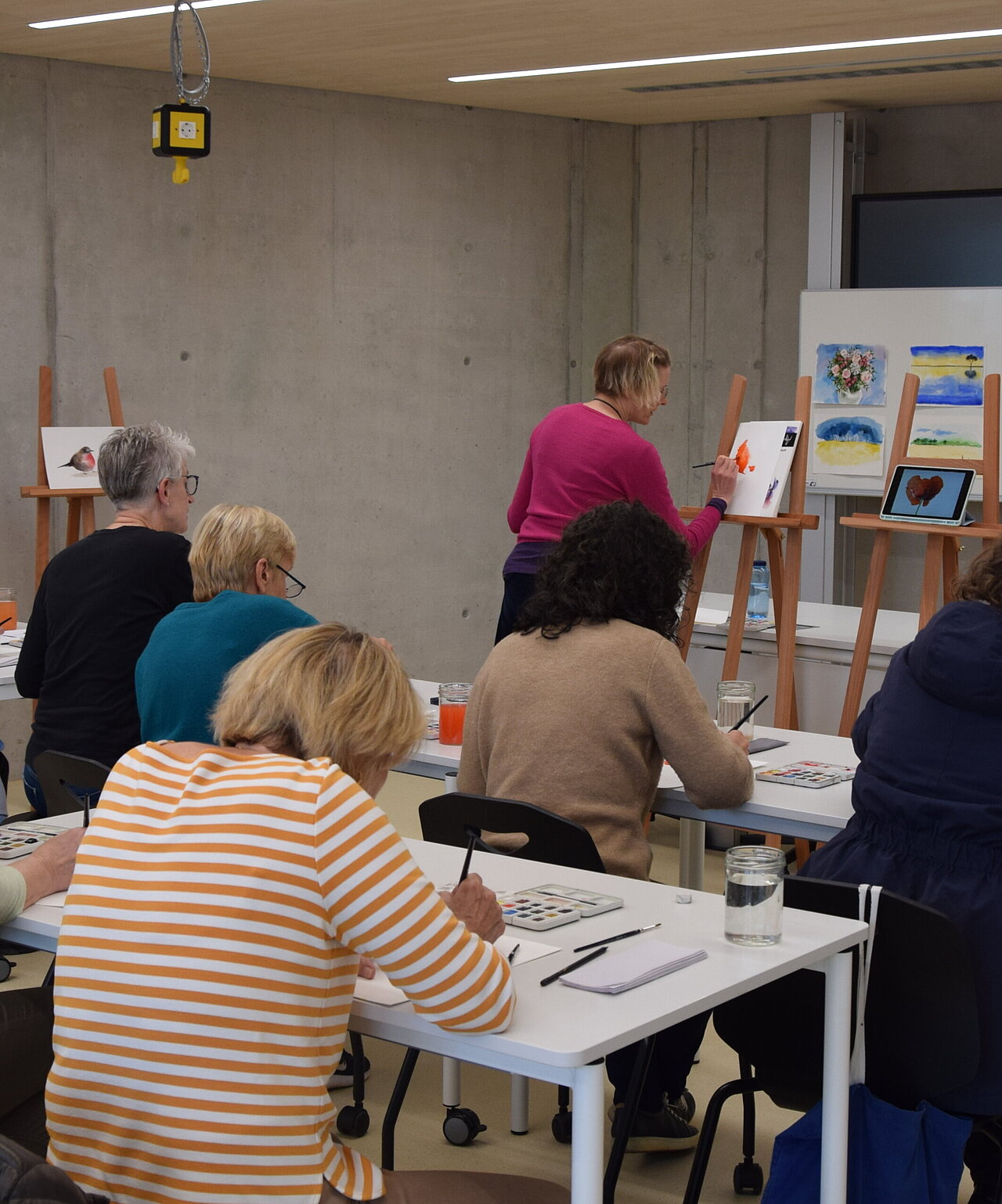 Zu sehen ist eine Gruppe im Aquarell-Malkurs im hellen Atelier des BiNe.