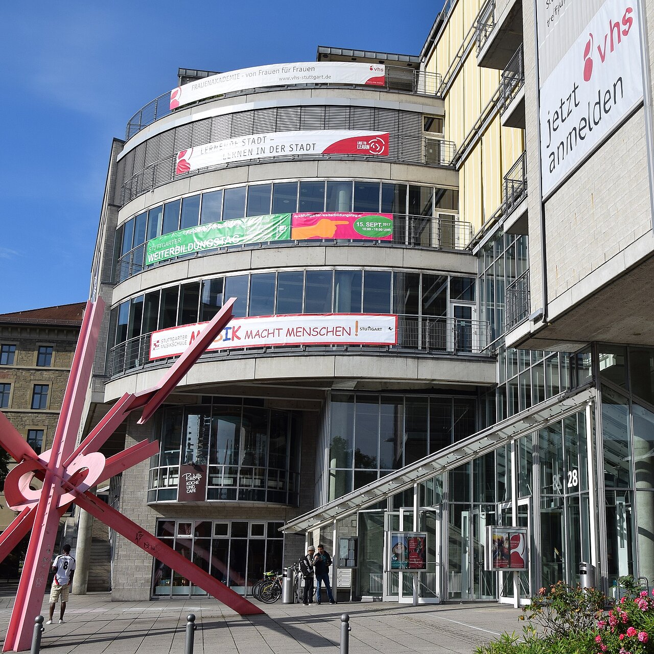 Außenansicht des Eingangs zum Hauptgebäude TREFFPUNKT Rotebühlplatz.