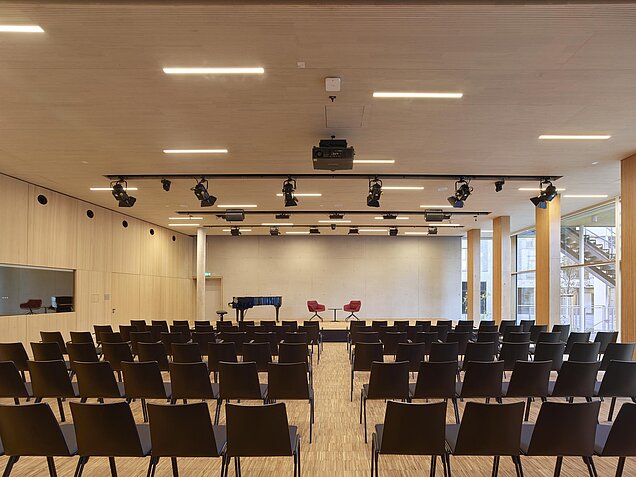 Großer bestuhlter Saal im Bildungshaus NeckerPark (BiNe)