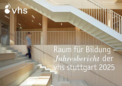 Titelmotiv des Jahresberichts 2025 der vhs stuttgart. Zu sehen ist eine Person, die sich durch das offene, helle und freundliche Treppenhaus es Bildungshaus NeckarPark bewegt.