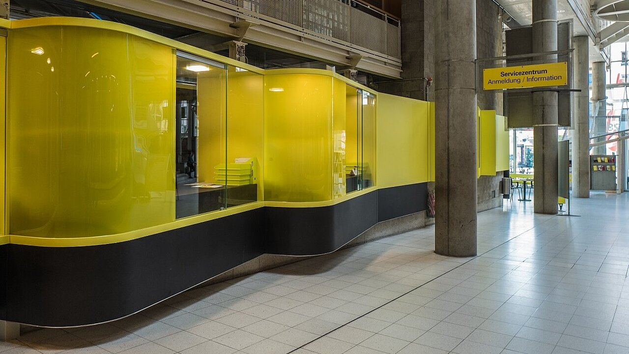 Modernes Servicezentrum mit gelber Glaswand