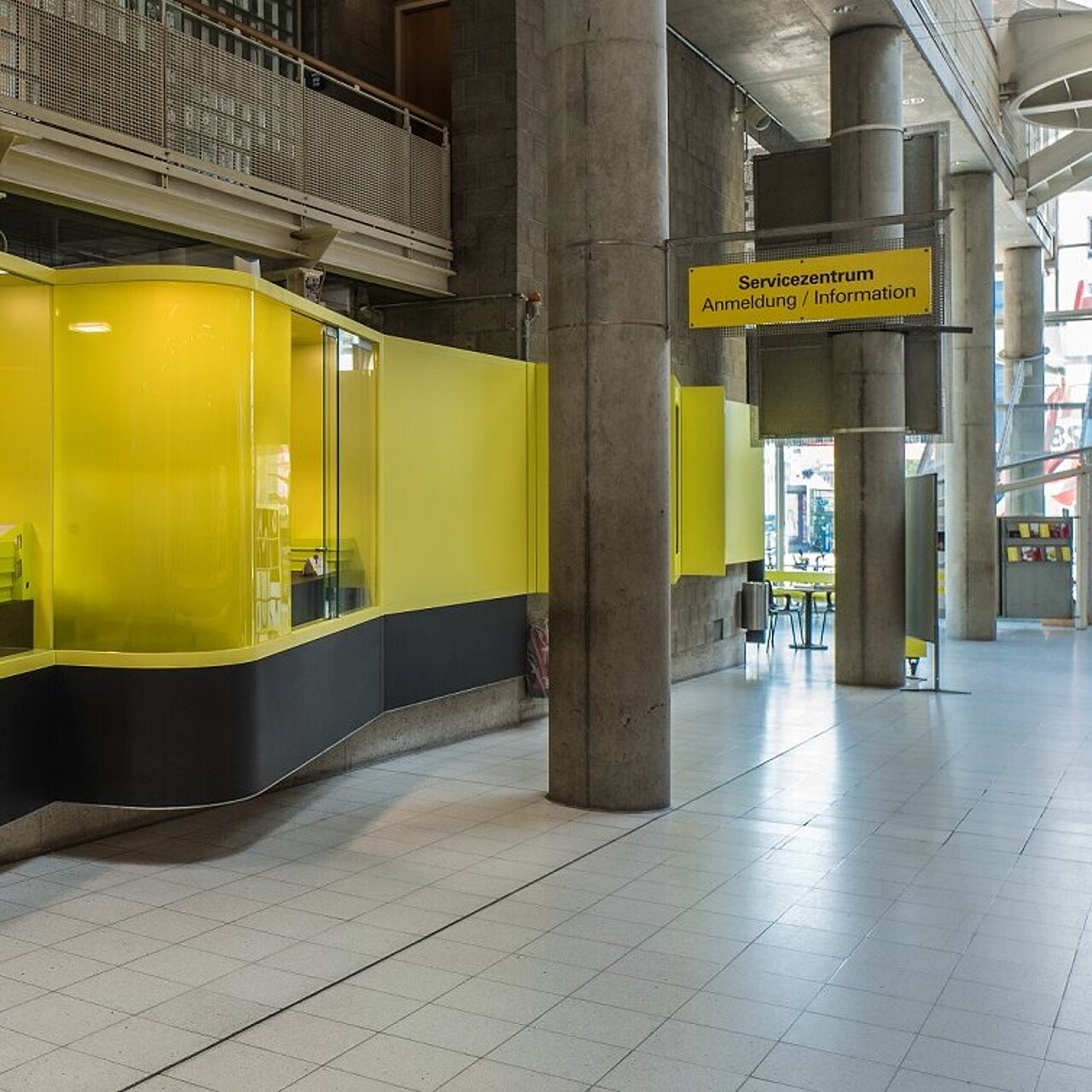 Modernes Servicezentrum mit gelber Glaswand