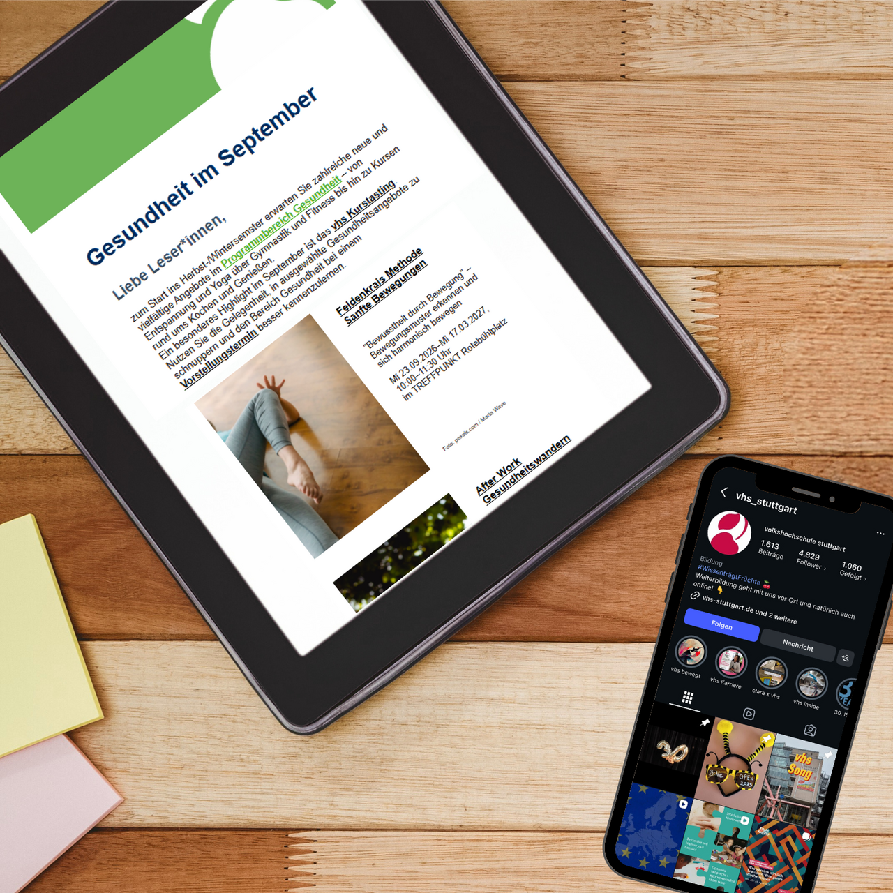 Zu sehen sind ein Tablet mit dem Gesundheits-Newsletter der vhs stuttgart sowie ein Smartphone mit dem Instagram-Profil der vhs stuttgart