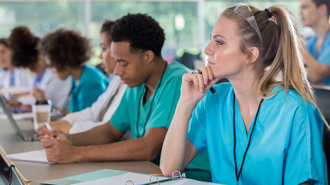 Sitzende Pflegeschüler*innen in einer Lehrveranstaltung.